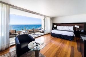 Postel nebo postele na pokoji v ubytování Radisson Blu Acqua Hotel & Spa Concon