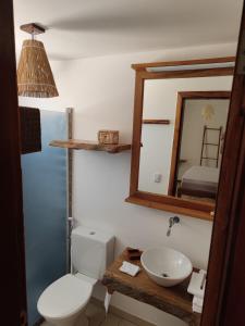 ein Badezimmer mit Toilette, Waschbecken und Spiegel in der Unterkunft Casa Signore Ventoforte in Caucaia + 28 Fotos