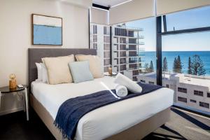 First Light Mooloolaba, Ascend Hotel Collection客房内的一张或多张床位