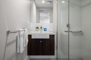 First Light Mooloolaba, Ascend Hotel Collection的一间浴室