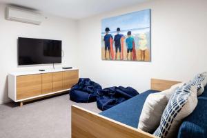 First Light Mooloolaba, Ascend Hotel Collection的电视和/或娱乐中心