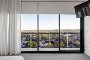 First Light Mooloolaba, Ascend Hotel Collection的电视和/或娱乐中心