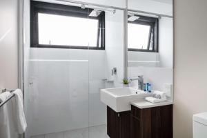 First Light Mooloolaba, Ascend Hotel Collection的一间浴室