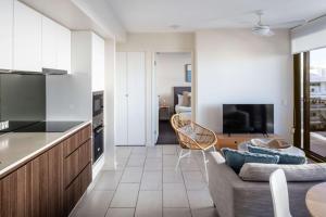 First Light Mooloolaba, Ascend Hotel Collection的厨房或小厨房