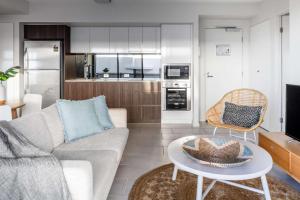First Light Mooloolaba, Ascend Hotel Collection的厨房或小厨房