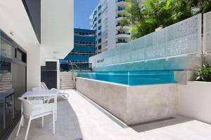 First Light Mooloolaba, Ascend Hotel Collection内部或周边的泳池