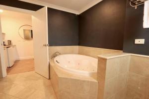 The Quarters, Ascend Hotel Collection的一间浴室
