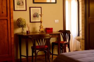 a room with a table and chairs and a bed at Mimma bed&flavour in Narni