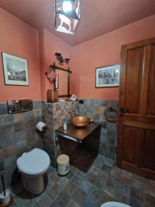 ein Badezimmer mit Toilette und Waschbecken in der Unterkunft APPARTAMENTO SAUZE D'OULX in Sauze dʼOulx