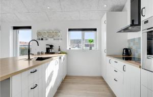 Sønder HurupにあるPet Friendly Home In Hadsund With Saunaの白いキッチン(白いキャビネット、シンク付)