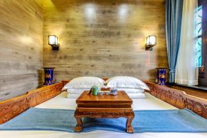 Postel nebo postele na pokoji v ubytování Pingyao Ziwenge Inn