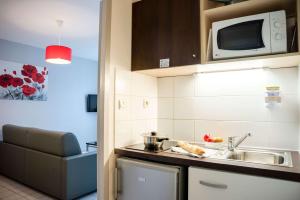 Kuchyň nebo kuchyňský kout v ubytování Comfort Aparthotel Besancon La City