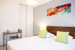 Postel nebo postele na pokoji v ubytování Comfort Aparthotel Besancon La City