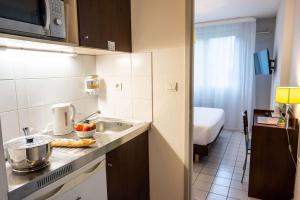 Kuchyň nebo kuchyňský kout v ubytování Comfort Aparthotel Besancon La City