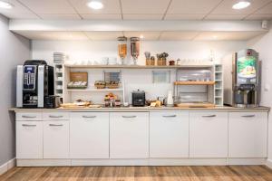 Kuchyň nebo kuchyňský kout v ubytování Comfort Aparthotel Besancon La City