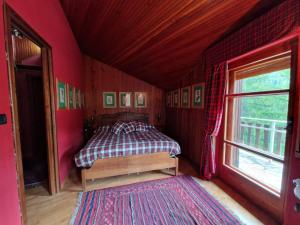 ein Schlafzimmer mit einem Bett in einem Zimmer mit einem Fenster in der Unterkunft APPARTAMENTO SAUZE D'OULX in Sauze dʼOulx