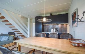 Una cocina y un comedor con mesa y sillas. en Lejlighed 28, en Rømø Kirkeby 23 fotos más