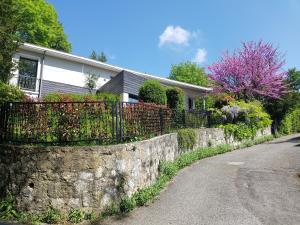 La TroncheB&B Le Gorget的一座石墙和围栏的房子