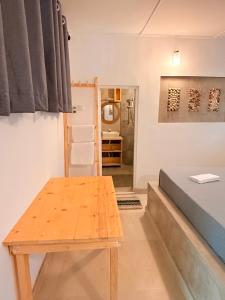 a room with a table and a bed at Sun Shine Guest House in Negombo