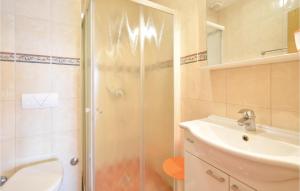 Kúpeľňa v ubytovaní Two-Bedroom Apartment In Stanici