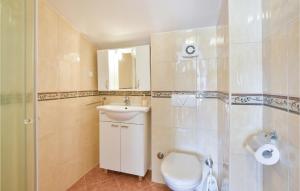 Kúpeľňa v ubytovaní Two-Bedroom Apartment In Stanici