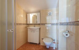 Kúpeľňa v ubytovaní Two-Bedroom Apartment In Stanici