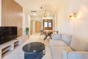 a living room with a couch and a table at El Oasis La Casita 1 Bajo A in Fuente Alamo