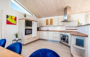 Kuchyň nebo kuchyňský kout v ubytování Holiday Home Mariesvej Sæby Iii