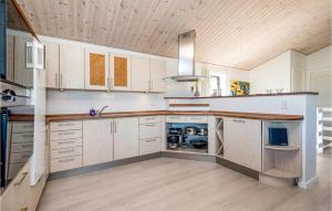 Kuchyň nebo kuchyňský kout v ubytování Holiday Home Mariesvej Sæby Iii