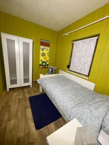 Un dormitorio con una cama y una ventana. en LAKESIDE COTTAGE - Familiy, Golfing & Fishing, en Milltown