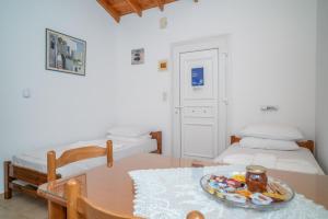 a room with a table with a plate of food on it at Elli Studios & Apartments in Marathokampos