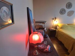 Un dormitorio con una cama y una mesa con una lámpara. en chambre cosy en centre ville avec accès indépendant, en Châtellerault