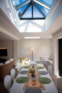 En eller flere senge i et værelse på Wheel House, Burnham Market