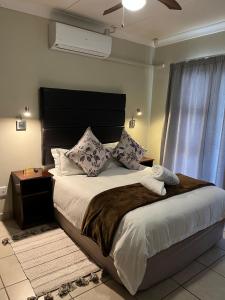 Un dormitorio con una cama grande y una ventana. en Turn and slip, en Bloemfontein
