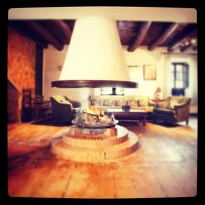 ein Wohnzimmer mit einem Tisch in der Mitte in der Unterkunft Alojamiento El Cortijuelo in Escóznar