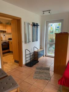 una sala de estar con una puerta que da a una cocina en Ferienwohnung Ingrid Rautenberg, en Krautheim