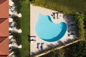 Una vista aérea de una piscina en un complejo turístico. en Poesia Suites, en Lakíthra