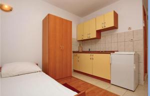Küche/Küchenzeile in der Unterkunft Apartment Prigradica V