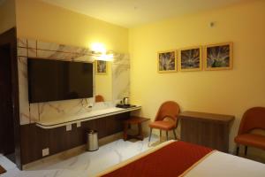 Postel nebo postele na pokoji v ubytování Sree Grand Inn