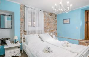Postel nebo postele na pokoji v ubytování Stunning Home In Svet Vid Dobrinjski