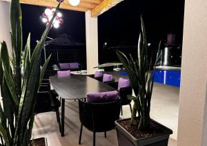 un comedor con mesa y algunas plantas en Alba Gold LUXURY SUITE & VILLA, en Cefalú