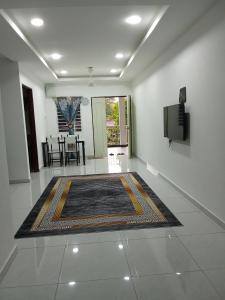 Μια τηλεόραση ή/και κέντρο ψυχαγωγίας στο Homestay Kampung Sungai Sekamat Kajang Selangor +7 φωτογραφίες