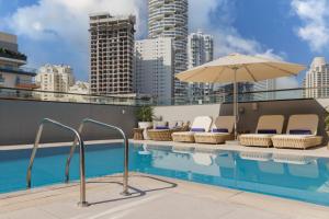 Bazén v ubytování Hotel Avalon Dubai Jumeirah Village Circle nebo v jeho okolí