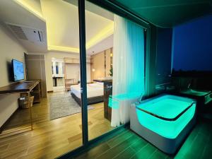 TV a/nebo společenská místnost v ubytování The Blue Hotel - SHA Plus