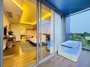 Postel nebo postele na pokoji v ubytování The Blue Hotel - SHA Plus + 25 fotografií