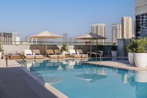 Bazén v ubytování Hotel Avalon Dubai Jumeirah Village Circle nebo v jeho okolí