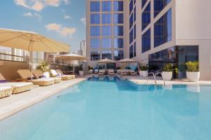 Bazén v ubytování Hotel Avalon Dubai Jumeirah Village Circle nebo v jeho okolí