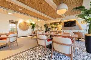 TV a/nebo společenská místnost v ubytování Hotel Avalon Dubai Jumeirah Village Circle