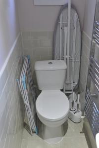 a bathroom with a white toilet in a room at 4 berooms 7 beds house in Kettering 2 showers Garden Fast Wi-Fi in Kettering +45 photos