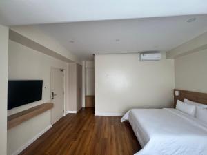 Tempat tidur dalam kamar di Hotel snowlion
